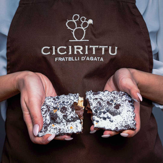 Hausgemachte, mit Schokolade gefüllte Chiacchiere