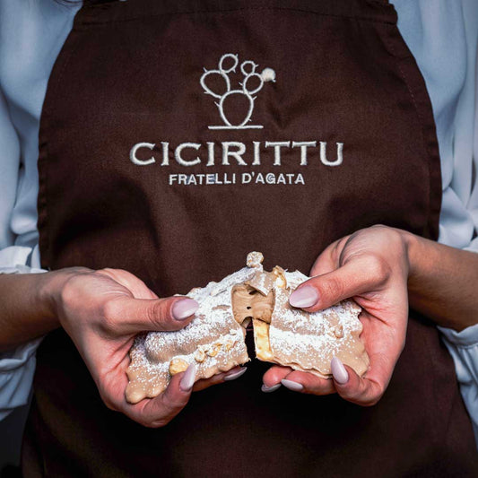 Handgemachte Chiacchiere gefüllt mit Haselnüssen