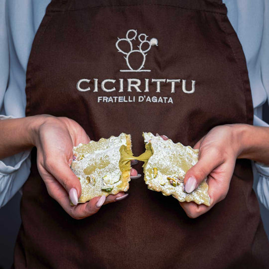 Handgemachte Chiacchiere gefüllt mit Pistazien