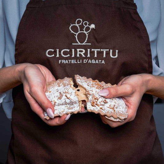 Handgemachte Chiacchiere gefüllt mit gesalzenem Karamell