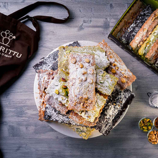 Handgemachte Chiacchiere gefüllt mit verschiedenen Geschmacksrichtungen