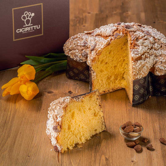 Traditioneller handgemachter Colomba mit Mandeln und kandierten Früchten, 1 kg