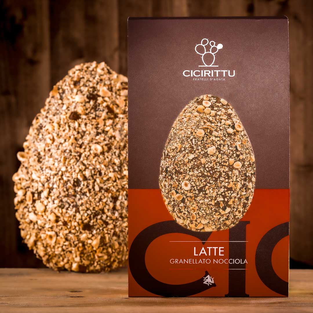 Handgemachtes Milchschokoladenei mit Haselnüssen überzogen, 500 g