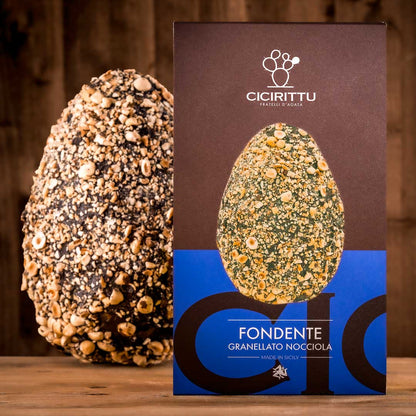 Handgemachtes dunkles Schokoladenei mit Haselnüssen überzogen, 500 g