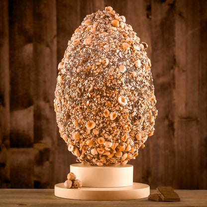 Handgemachtes Milchschokoladenei mit Haselnüssen überzogen, 500 g