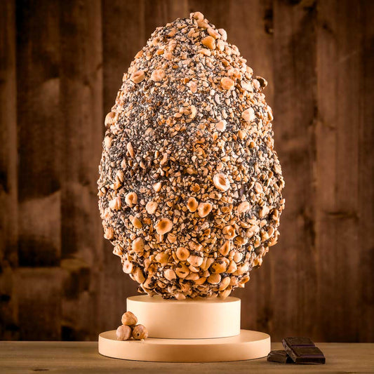 Handgemachtes dunkles Schokoladenei mit Haselnüssen überzogen, 500 g